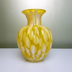 Vase en verre soufflé jaune moucheté