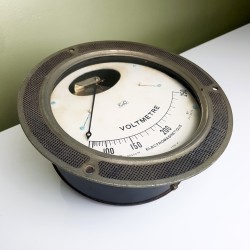 Imposant ancien voltmetre a aiguille usine générateur courant loft industriel