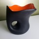 Vase Pichet Céramique noire et orange Almi forme libre moderniste