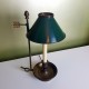 Petite lampe de bureau dite bouillote de style empire avec abat jour en fer