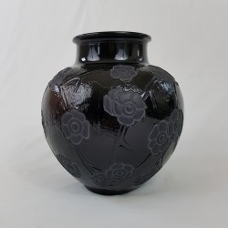 Vase boule en verre noir de style Art Déco motif floral