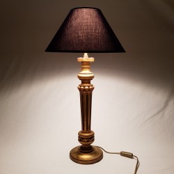 Lampe en bois sculpté doré abat jour noir